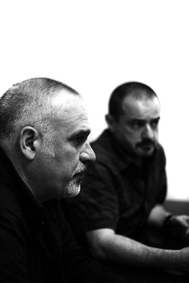 Pep Dardanyà (primer término) y Xavier Arenós durante la conversación con Antonio Ontañón para el número 4 de Situaciones. © Alán Carrasco